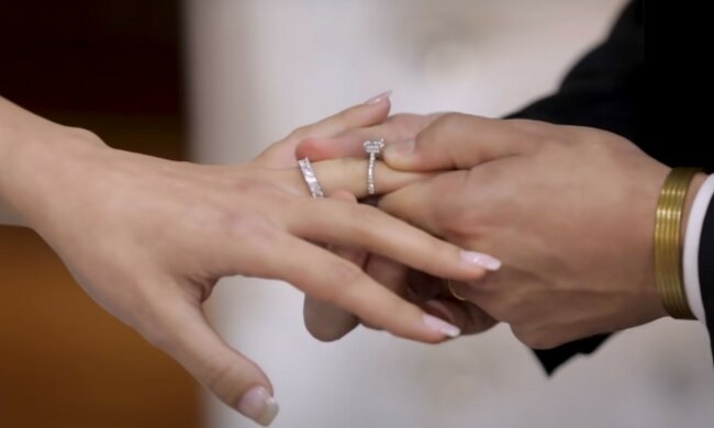 źródło: YouTube/Christina Sikalias