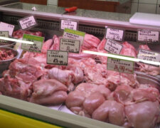 W sklepach spożywczych sprzedają przeterminowane i nadgniłe mięso? Najpopularniejsze metody "odświeżania" żywności