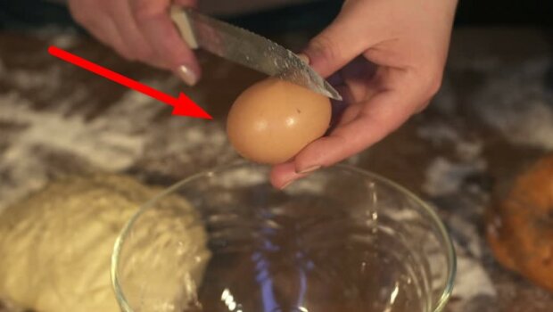 Jak trudno jest rozbić jajko? Okazuje się,że lepiej robić to w taki sposób