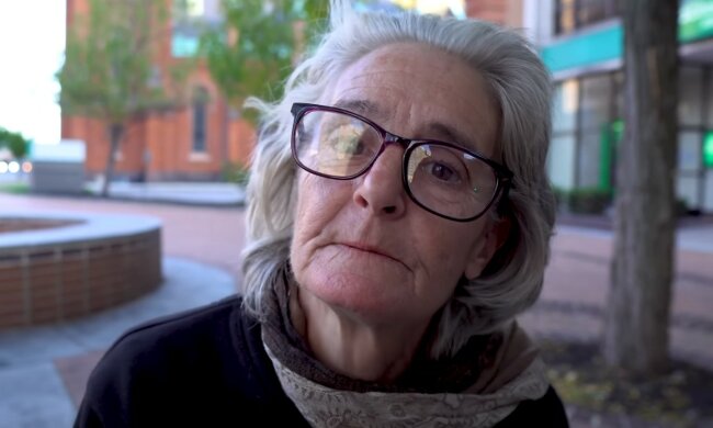 Przygarnęła sierotę, źródło: YouTube/Invisible People