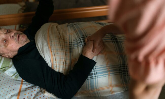 Z życia wzięte. "Zabrałam 8-letnią córkę do chorego dziadka": To, co powiedziała w windzie, sprawiło, że do dziś boję się o własną starość