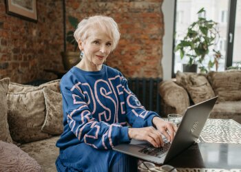 starsza Pani @pexels