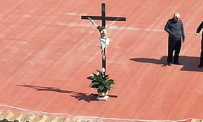 Ksiądz przeprowadził mszę świętą pomimo panującej epidemii. Ceremonia odbyła się na dachu