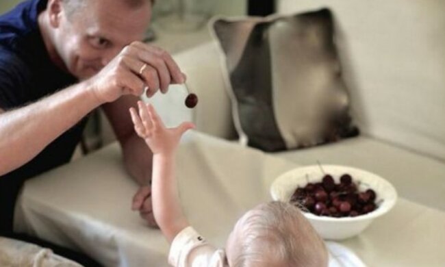 Były premier Polski Donald Tusk napawa się chwilami z wnuczką. Czy zechce całkowicie oddać się roli głowy rodziny