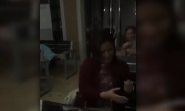 Matka zalewała się łzami po odejściu synka, gdy nagłe pocieszenie nadlatuje znikąd. Bardzo wzruszające wideo