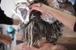 Ten kolor włosów może postarzać po 50. roku życia. Styliści radzą, by uważać