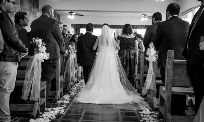 Z życia wzięte. "Córka nie zaprosiła mnie na ślub, bo wstydziła się mojej pracy": Stałam pod kościołem jako obca osoba