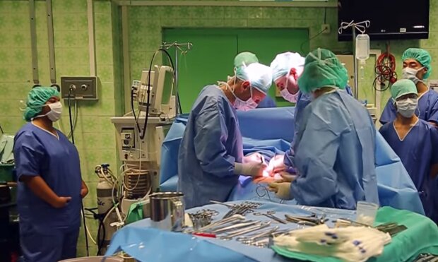 Lekarze uratowali 20-latkę. To, co usunęli z jej brzucha, trudno sobie wyobrazić