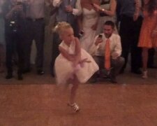 Ta dziewczynka wie, jak tańczyć!/screen Facebook @Stupefied