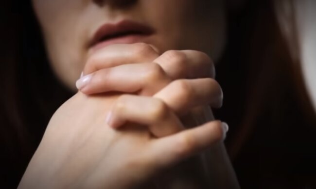 Kobieta/YouTube @Ploteczki
