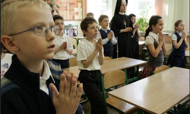 Polacy zdecydowali – chcą religii w szkołach. Ale kto ma za nią zapłacić?