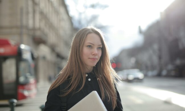 Z życia wzięte. "Teściowie od początku mnie odrzucali, bo wychowałam się w domu dziecka": Z czasem uknuli plan, by rozbić moje małżeństwo