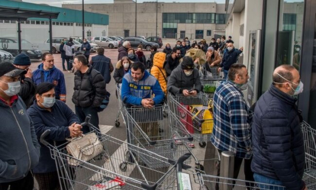 Kolejka w sklepie. Źródło: biznes.wprost.pl