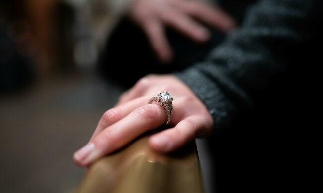 Z życia wzięte. "Zostawiłam go przez pierścionek ze śmietnika": Teraz żałuję, bo zbudował fortunę