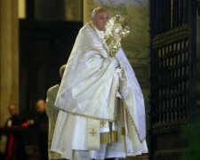 Ten widok przyprawia o ciarki na plecach. Papież Franciszek modli się o ustanie pandemii na opustoszałym placu św. Piotra