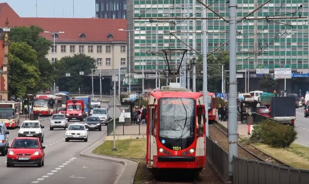 Gdańsk: zdarzenie z udziałem samochodu osobowego i tramwaju. Wprowadzono zastępczą komunikację