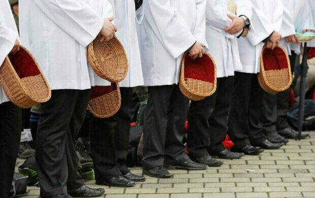 Ministerstwo proponuje wprowadzenie nowoczesnych technologii do świątyń. Można by było dawać datki na ofiarę z domów. Co na to Kościół