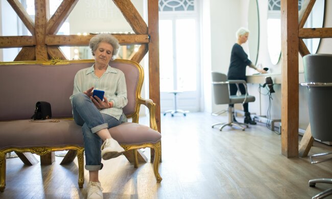 Z życia wzięte. "Mam 75 lat i nadal chodzę do salonów urody": To, co usłyszałam od młodych dziewczyn, oburzyło mnie