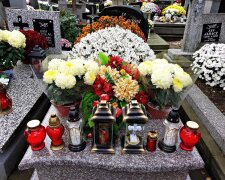 Grób, kwiaty/Pixabay