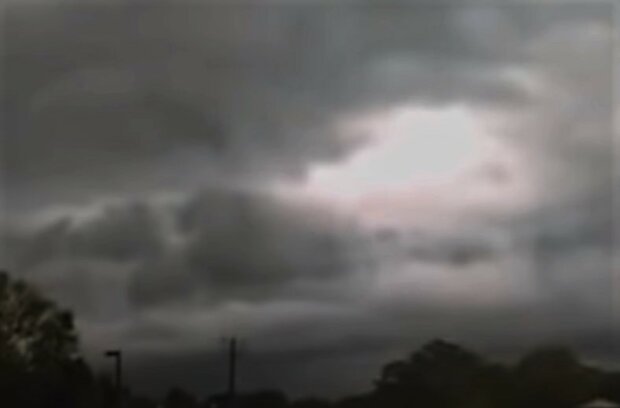 Na niebie znany łowca burz uchwycił na nagraniu postać idącą wzdłuż chmur. Wideo szybko obiegło internet [VIDEO]