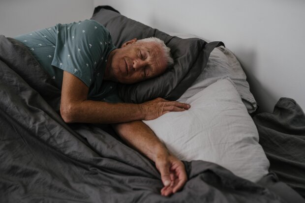Seniorzy powinni uważać na drzemki o tej porze. Badacze odkryli niepokojącą zależność