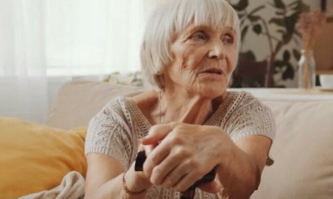 Seniorka, źródło: YouTube/ Inner Toxic Relief