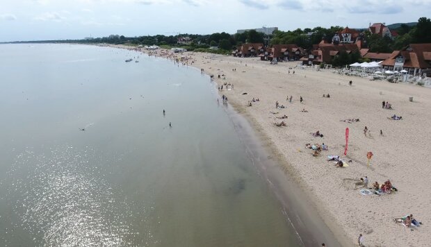 Plażą w Sopocie/YT @wojtek k
