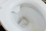 Nawet stary osad w toalecie rozpuści się sam. Jeden produkt wystarczy na kamień i osad
