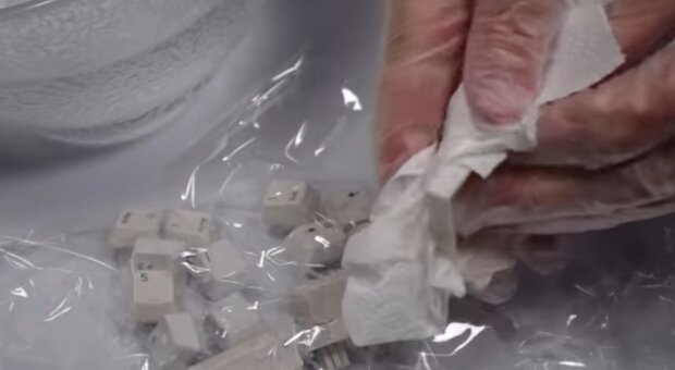 Jak czyścić przebarwienia plastiku? Źródło: Youtube
