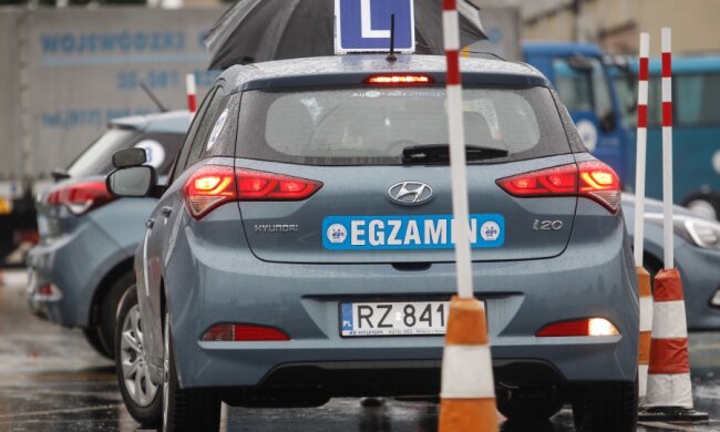 Będzie trzeba zdawać egzamin na prawko co roku? Rządzący mają omawiać taki projekt, są szczegóły