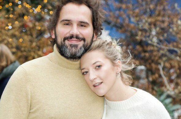 Niesamowicie urocze chwile uchwycone w środku miasta. Po tej parze widać, że wciąż między nimi iskrzy