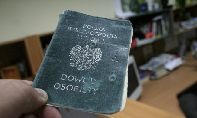 Stary dowód osobisty trzymany do dziś na dnie szuflady, może okazać się cenny. Wystarczy spełnić pewien warunek