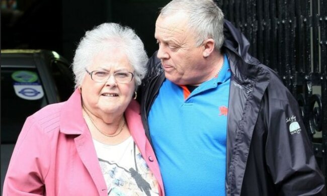 Meżczyzna poślubił swoją teściową!/screen Mirror UK