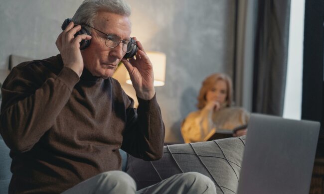 Z życia wzięte. "Mój teść okupuje nasze mieszkanie": Siedzi całymi dniami, nic nie robi i tylko opróżnia lodówkę