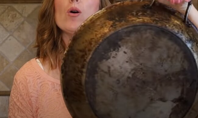 Brudna patelnia, źródło: YouTube/Clean Freak & Germaphobe