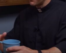 Ksiądz, źródło: YouTube/ Pints With Aquinas