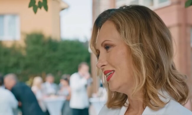 teściowa w białym, screen Youtube @Filmy_Dlya_Dushi