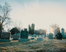 Coraz więcej osób chce takiego pochówku. W Polsce wciąż jest zakazany. Czy prawo się zmieni