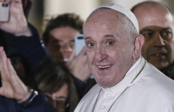 Papież pocałował zakonnicę na oczach wszystkich. „Nie ugryź mnie”