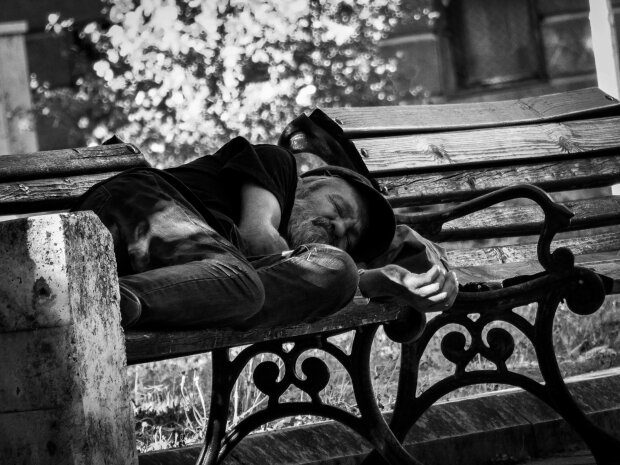 osoba bezdomna @pexels