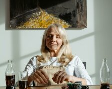 "Wychowałam nie swoje dziecko, bo mąż przyniósł je do domu po zdradzie": Gdy odszedł, córka wyrzuciła mnie z mieszkania jako obcą babę