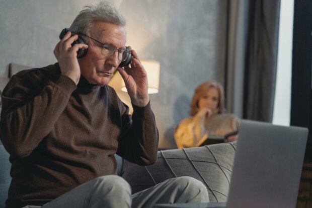 Z życia wzięte. "Mój teść okupuje nasze mieszkanie": Siedzi całymi dniami, nic nie robi i tylko opróżnia lodówkę