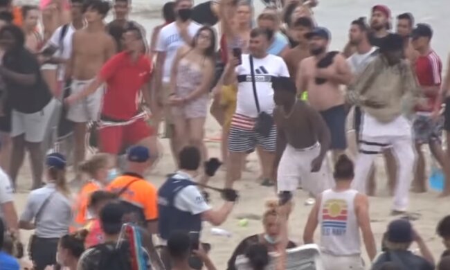 Bójka na plaży/screen YouTube