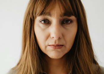 "Nie miałam pieniędzy nawet na bułki dla dzieci, a mój mąż wydawał fortunę za moimi plecami. Gdy odkryłam prawdę, kazałam mu się wynosić