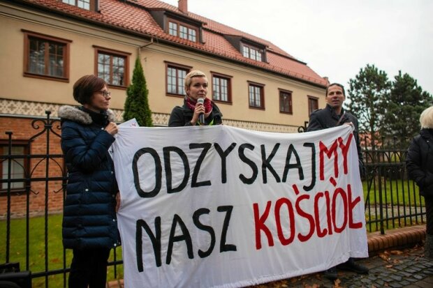„Odzyskajmy nasz Kościół!” – Wierni protestują pod kurią metropolitarną w Gdańsku!