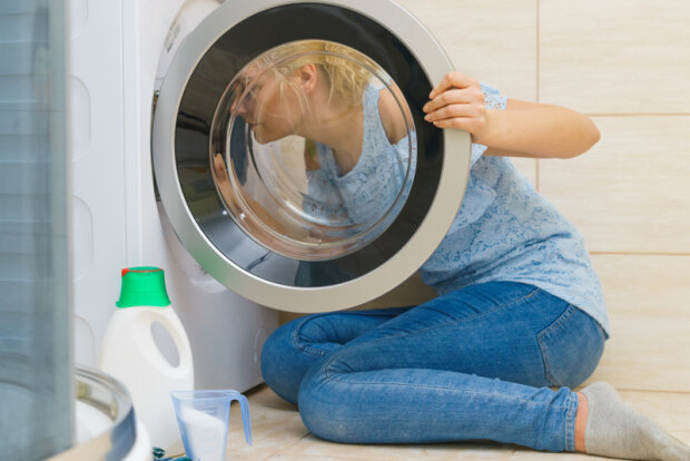 Twoje pranie ma niewłaściwy zapach lub pojawiają się szare plamy. Jest na to prosta metoda