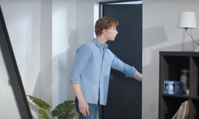 Bezczelny syn, źródło: YouTube/Secret Diaries Revealed