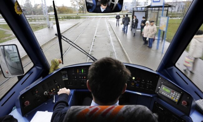 Pasażerowie komunikacji miejskiej oburzeni! Kierowca robił TO w czasie jazdy w swojej kabinie