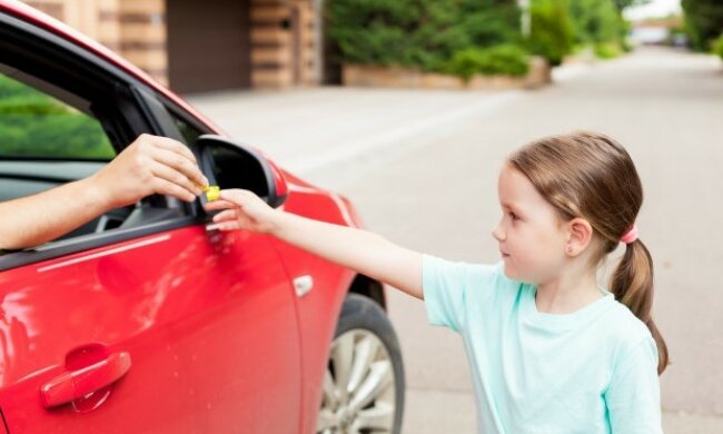 UWAGA! Zamaskowany mężczyzna jeździ po ulicach. Zaprasza dzieci, aby wsiadły do jego auta!