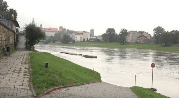 Kraków: ogłoszono pogotowie przeciwpowodziowe na terenie Krakowa. Wisła wystąpiła z brzegów na Bulwarach